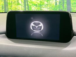 【マツダコネクトナビ】車内の雰囲気にマッチした一体型タイプのナビ。各種車輌設定やBluetooth再生等、様々な機能が楽しめます。直感的なダイヤル操作が可能で、使い勝手も良好です。