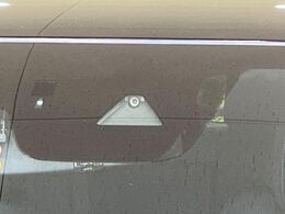 【スマートシティブレーキサポート】低速走行中に前方の車両等を認識し、衝突しそうな時は警報とブレーキで衝突回避と被害軽減をアシスト。より安全にドライブをお楽しみいただけます。