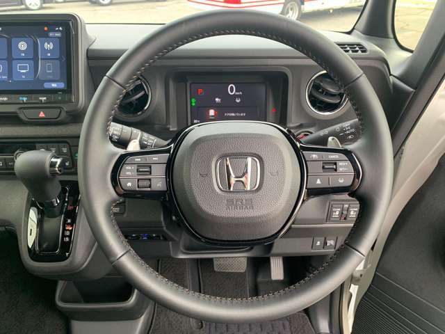 シンプルな運転席で、運転は軽いハンドル回しで軽快なドライブを楽しめます！