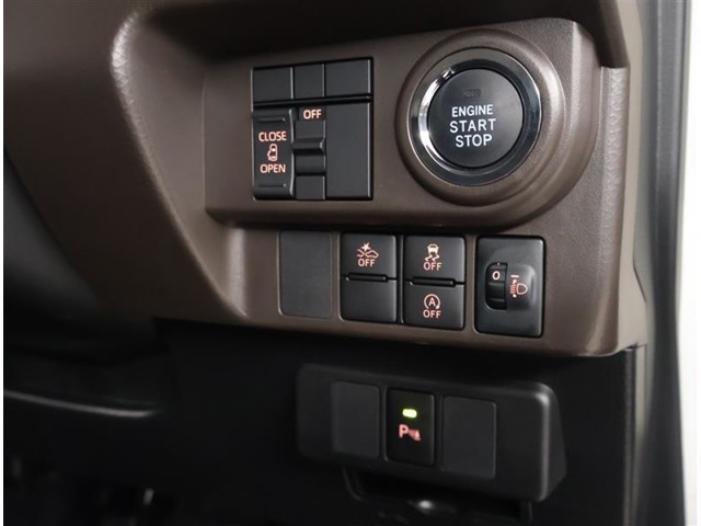 エンジンプッシュスタート式。左側電動スライドドアのスイッチもお近くにございます。