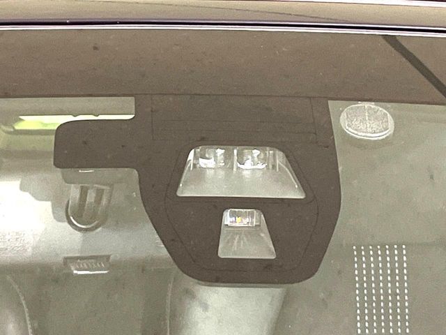 【ホンダセンシング】走行中に前方の車両等を認識し、衝突しそうな時は警報とブレーキで衝突回避と被害軽減をアシスト。より安全にドライブをお楽しみいただけます。