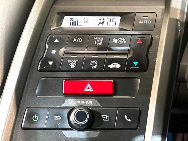 【オートエアコン】一度お好みの温度に設定すれば、車内の温度を検知し風量や温度を自動で調整。暑い…寒い…と何度もスイッチ操作をする必要はありません。快適な車内空間には必須の機能ですね♪