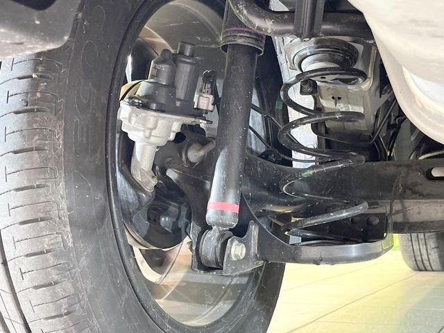 お車を安心してお乗りいただく為には、足回りの定期点検が欠かせません。サービスサポート（有償保証）では無料点検もご提供しており、安心のカーライフをお過ごしいただけるサポート体制が整っています。
