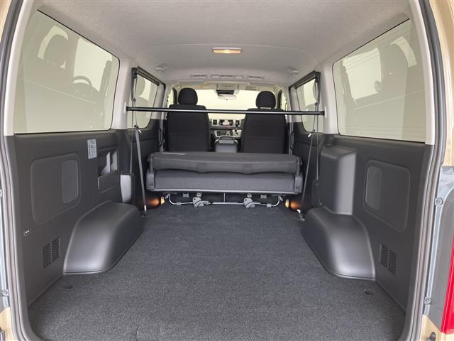 【シートアレンジ】乗せる人数、荷物によってシートアレンジは自由自在です！軽い力でシートを動かせます。開口部は低く、重い荷物もラクに積み下ろしできます。