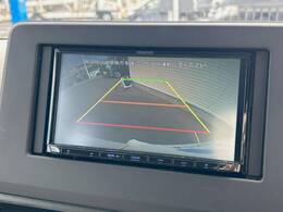【バックカメラ】駐車時に後方がリアルタイム映像で確認できます。大型商業施設や立体駐車場での駐車時や、夜間のバック時に大活躍！運転スキルに関わらず、今や必須となった装備のひとつです！