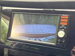 【バックカメラ】駐車時に後方がリアルタイム映像で確認できます。大型商業施設や立体駐車場での駐車時や、夜間のバック時に大活躍！運転スキルに関わらず、今や必須となった装備のひとつです！