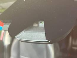 【エマージェンシーブレーキ】走行中に前方の車両等を認識し、衝突しそうな時は警報とブレーキで衝突回避と被害軽減をアシスト。より安全にドライブをお楽しみいただけます。