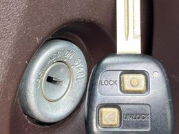 【キーレス】少し離れた場所からでもボタン一つでドアの開錠・施錠ができるのでとっても便利！ドアの鍵穴周りに傷をつけることもありません♪