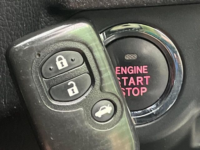 【アクセスキー＆プッシュスタート】カバンやポケットに入れたままでもドアの施錠・解錠が可能なスマートキーを装備。エンジンのオン・オフ時もカギを取り出す必要が無く、ボタンをプッシュするだけでOK♪