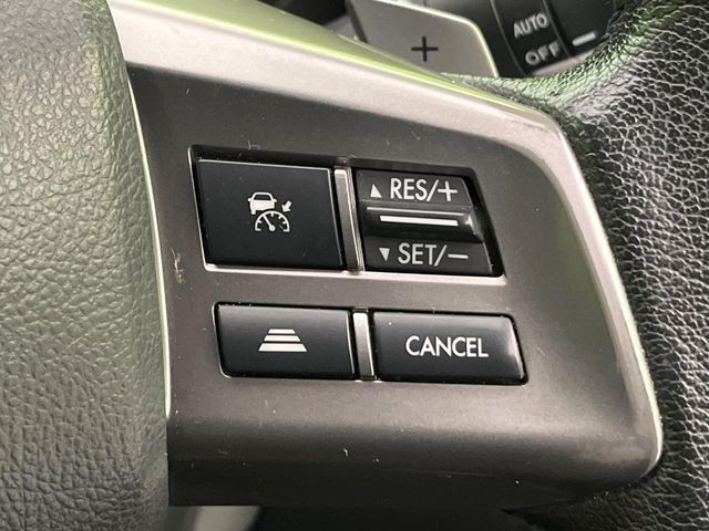 【全車速追従機能付クルーズコントロール】高速道路での長距離走行が楽に！！自動で速度を保つクルーズコントロールが、衝突軽減システムと連携し、前方の車両を感知して車間を保つように速度調節してくれます！！