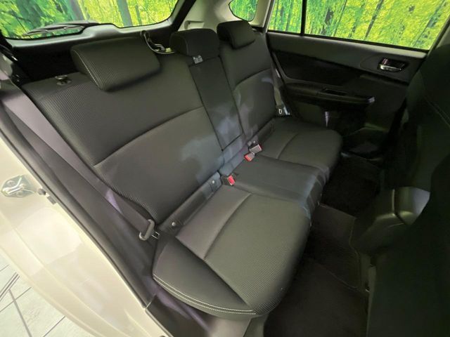 後部座席も気になるようなキズ・汚れやへたり等、大きなダメージはなく、良好な状態です。
