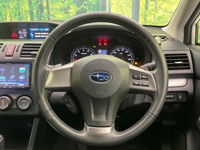 インテリアに合わせたデザインのステアリングは、運転される方のことも考え、運転しやすい形状、大きさです。是非一度、実際に触ってお確かめください。