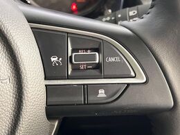 【アダプティブクルーズコントロール】高速道路での長距離走行が楽に！！自動で速度を保つクルーズコントロールが、衝突軽減システムと連携し、前方の車両を感知して車間を保つように速度調節してくれます！！