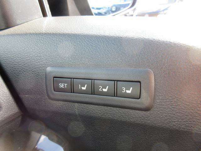 3段階でシートの場所を記憶できるシートメモリー機能です☆　運転者が代わってもボタン一つで元の位置に戻せます♪