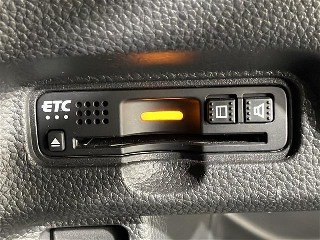 【ETC】有料道路を利用する際に料金所で停止することなく通過できる、ETC車載器（ノンストップ自動料金収受システム機器）が装備されています。セットアップを行うことで利用可能になります。