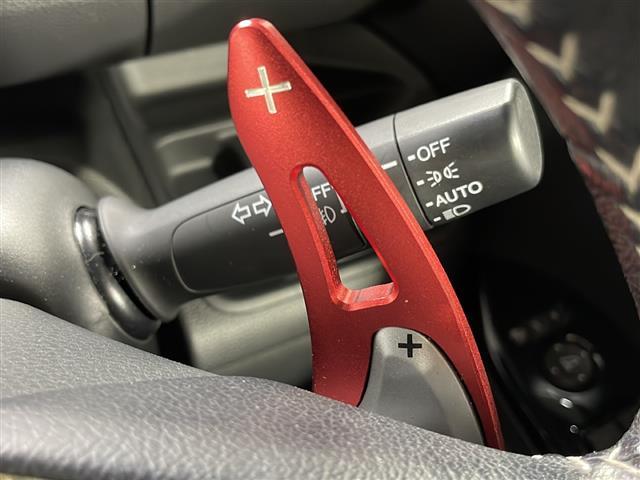 【パドルシフト（AT車）】MT車と同じように好きなギアで走ることができます！ステアリングから手を離さずに指先だけでシフト操作ができ、よりスポーティな走りをお楽しみいただけます。