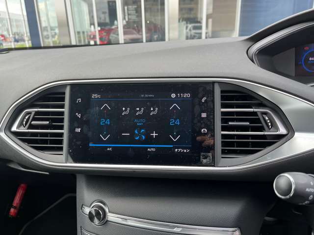 プジョーのスマートフォン接続機能「ミラースクリーン」が搭載されており、AppleのCarPlay、Android Autoが利用できます。