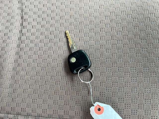 自社認証整備工場にて納車前に徹底的にお車を点検致します。車検整備付車両は「車検整備一式」、車検ありの車両は「法定12カ月点検整備一式」を実施いたしますのでご安心ください。全車点検整備記録簿が付きます。