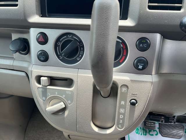 自社認証整備工場にて納車前に徹底的にお車を点検致します。車検整備付車両は「車検整備一式」、車検ありの車両は「法定12カ月点検整備一式」を実施いたしますのでご安心ください。全車点検整備記録簿が付きます。