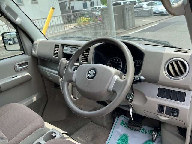 自社認証整備工場にて納車前に徹底的にお車を点検致します。車検整備付車両は「車検整備一式」、車検ありの車両は「法定12カ月点検整備一式」を実施いたしますのでご安心ください。全車点検整備記録簿が付きます。