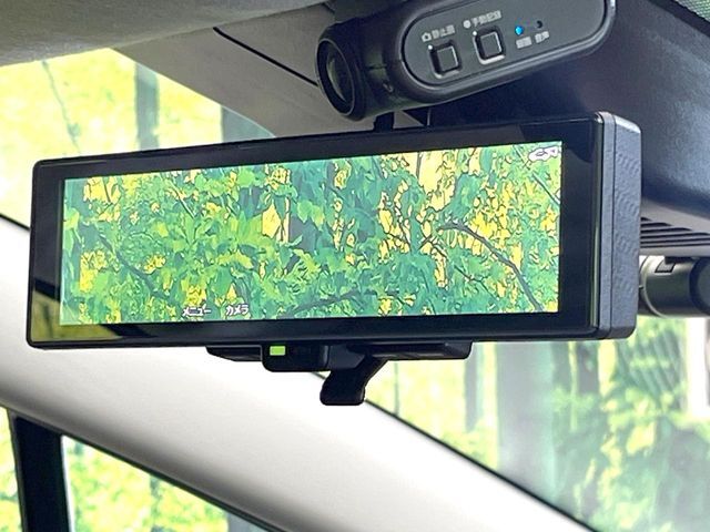 【インテリジェントルームミラー】後席の大きな荷物や同乗者で後方が確認しづらい時でも安心！カメラが撮影した車両後方の映像をルームミラー内に表示。クリアな視界で状況の確認が可能です！
