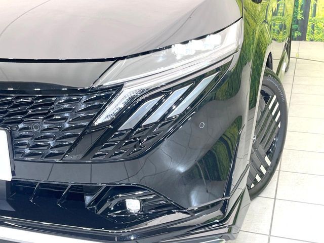 【LEDヘッドライト】悪天候や夜間走行時も良好な視界を確保し安心して運転できる高輝度LEDヘッドライトを装備！点灯速度が早く、消費電力も抑えられています。