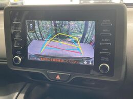 【バックカメラ】駐車時に後方がリアルタイム映像で確認できます。大型商業施設や立体駐車場での駐車時や、夜間のバック時に大活躍！運転スキルに関わらず、今や必須となった装備のひとつです！