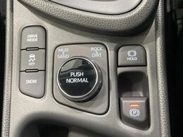 【電動パーキングブレーキ】パーキングブレーキは便利な電動式！ボタン一つで操作でき、アクセルを踏めば自動で解除されます♪レバーやペダルが無いので運転席廻りもすっきりしますね♪