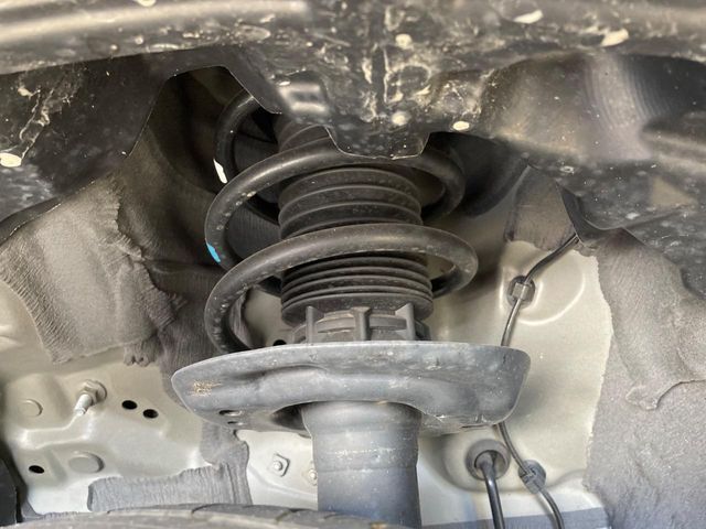 お車を安心してお乗りいただく為には、足回りの定期点検が欠かせません。サービスサポート（有償保証）では無料点検もご提供しており、安心のカーライフをお過ごしいただけるサポート体制が整っています。