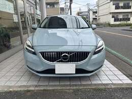 人気色　アマゾンブルーのV40です。ボルボのスタイルにマッチした外装色です。