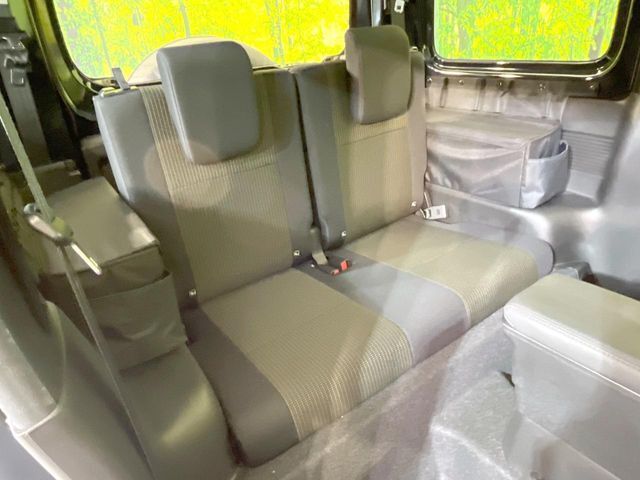 後部座席も気になるようなキズ・汚れやへたり等、大きなダメージはなく、良好な状態です。