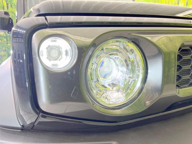 【LEDヘッドライト】悪天候や夜間走行時も良好な視界を確保し安心して運転できる高輝度LEDヘッドライトを装備！点灯速度が早く、消費電力も抑えられています。