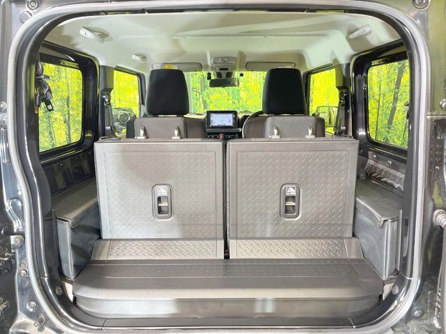 普段のお買い物や通勤、送迎等に十分な荷室スペースを確保しております。セカンドシートを倒すと、大きな荷物の積載も可能です♪