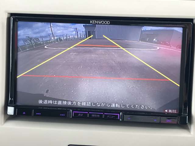 ［バックモニター］駐車時に後方がリアルタイムで確認できます。立体駐車場、大型商業施設、夜間の駐車に便利です。