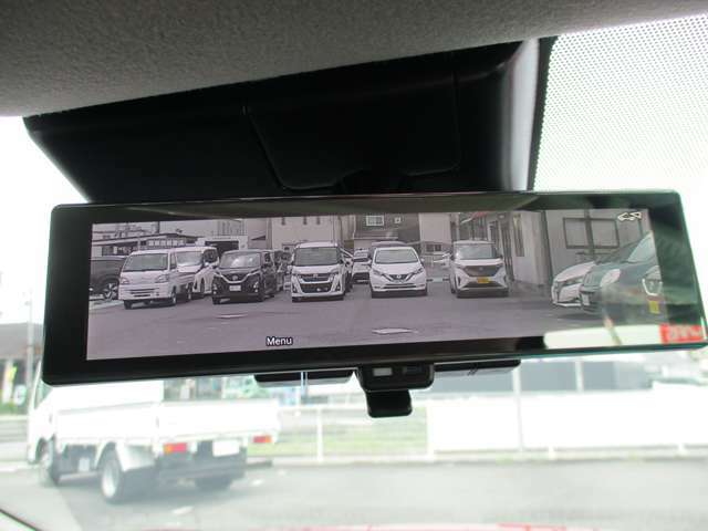車両後方のカメラ映像をミラー面に映すので、車内の状況や天候などに影響されにくく、よりクリアな後方視界をディスプレイ得られる、ディスプレイ付自動防眩式ルームミラー。