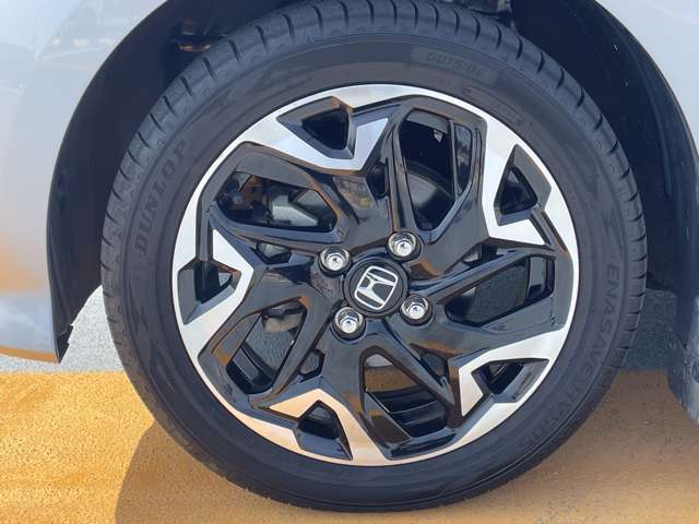 純正15インチアルミホイールを装備してます。タイヤサイズは165/55R15です。