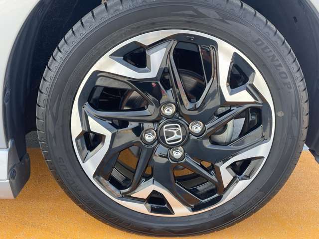 純正15インチアルミホイールを装備してます。タイヤサイズは165/55R15です。