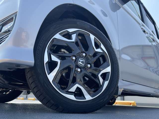 純正15インチアルミホイールを装備してます。タイヤサイズは165/55R15です。