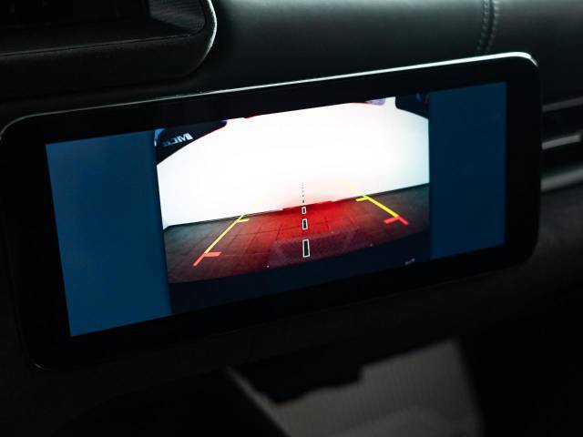 バックモニター装備。タイヤの軌跡も表示されますので安全に駐車が可能です。