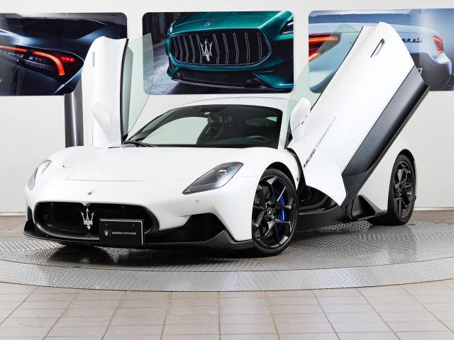 MC20ではバタフラドアを採用。モノコックボディは車重の軽量化に最適な構造でダイナミックな走行を演出します。