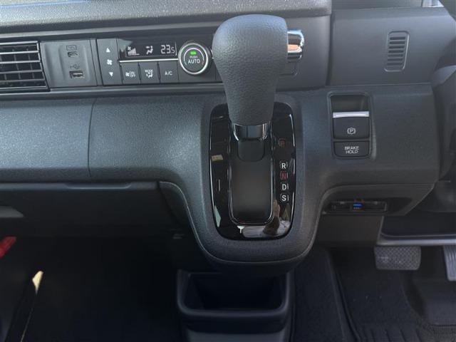オートエアコン装着車で車内はいつも快適です。