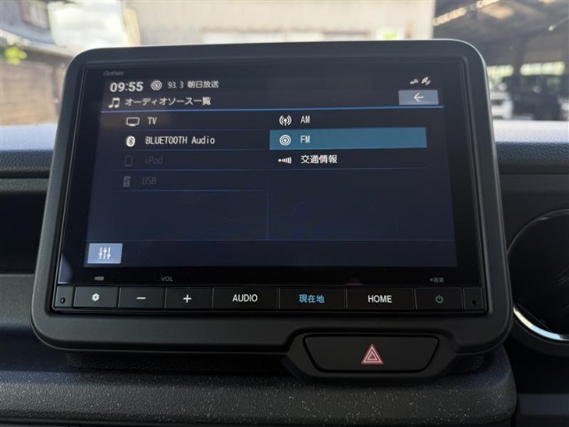 ホンダ純正ナビです。リバース時には後方も映ります