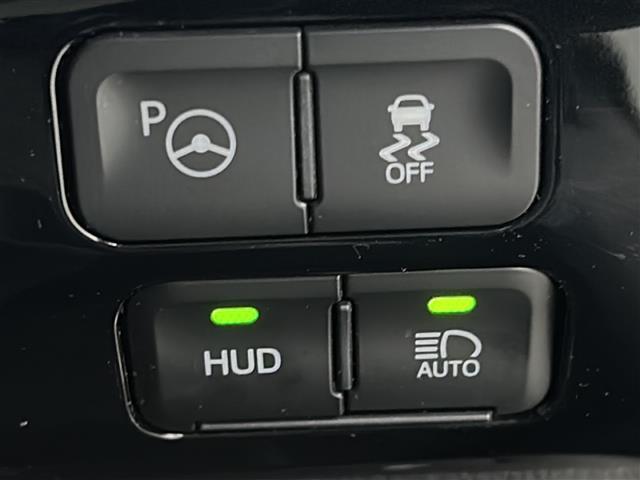 【ヘッドアップディスプレイ（HUD）】フロントウインドウガラスに走行情報を投影します。運転中の目線と重なるように表示されるので、少ない視線移動で速度が確認できるので、 ドライビングに集中できます！