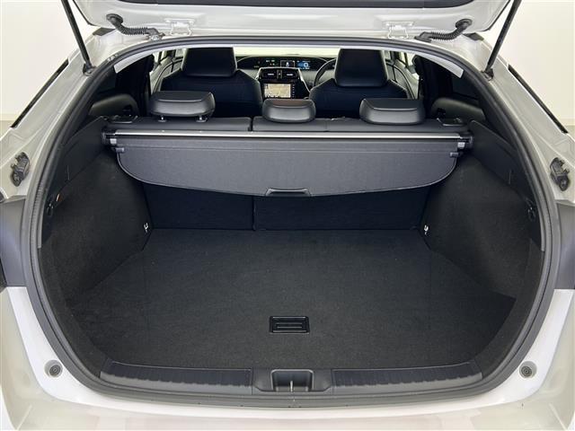 【トランク】積み込みやすくて、たっぷり積める荷室です。シートアレンジできるものは、乗車人数と荷物の量や大きさによってシートを動かすことができるので、より快適なドライブが可能です！