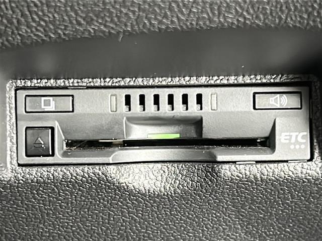 【ビルトインETC】スッキリ収納型、車のデザインと一体となった埋込み型タイプです。 配線も見えず、隙間も無いので運転席周りが洗練された空間になっています！