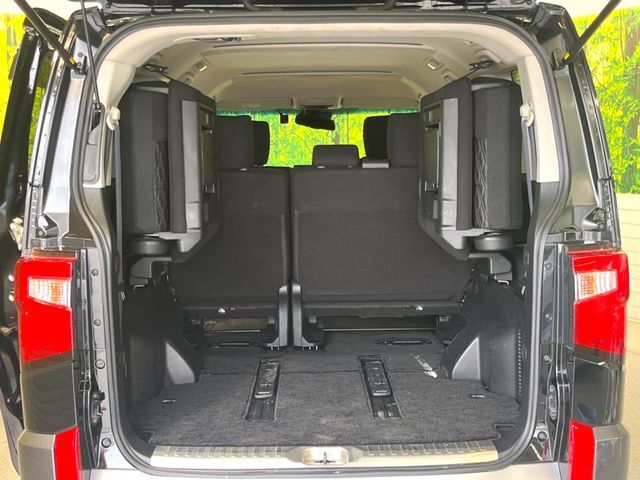 後席を格納すると、これだけの広さが！シーンに合わせたシートアレンジで、大きな荷物も積むことが出来ます♪