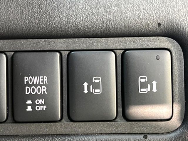 【両側パワースライドドア】スマートキーや運転席のスイッチで後席両側スライドドアの開閉が可能♪電動だから力を入れてドアを開ける必要が無く、小さなお子様でも簡単に開け閉めでき快適です♪