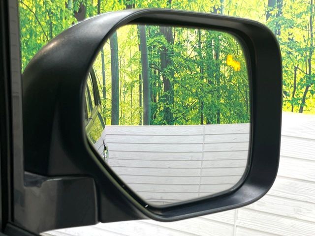 【ブラインドスポットワーニング】走行中、ドアミラーの死角になりやすい箇所に後続車が接近するとサイドミラー付近に警告を表示、ドライバーに注意喚起をしてくれます。