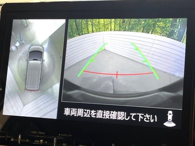 【マルチテレインモニター】車のフロントやサイドのカメラ画像を同時にモニター表示することで、悪路や狭い道を走行時でも周囲の状況確認ができ安心！本格SUVにうれしい装備です♪