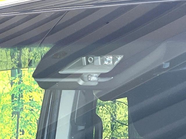 【三菱e-Assist】走行中に前方の車両等を認識し、衝突しそうな時は警報とブレーキで衝突回避と被害軽減をアシスト。より安全にドライブをお楽しみいただけます。